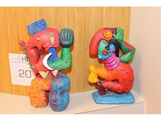 Twee decoratieve beeldjes. hoogte ca. 15 cm. - afbeelding 1 van  3