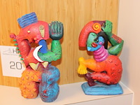 Twee decoratieve beeldjes. hoogte ca. 15 cm. - afbeelding 1 van  3