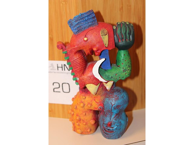 Twee decoratieve beeldjes. hoogte ca. 15 cm. - afbeelding 2 van  3