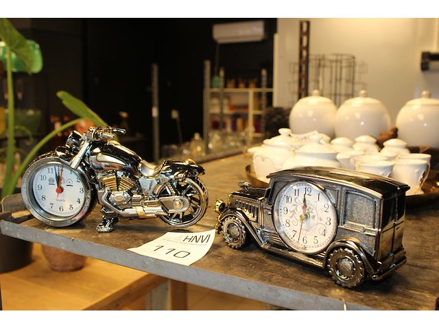 Twee decoratieve klokken auto en motor. - afbeelding 1 van  2