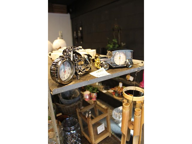 Twee decoratieve klokken auto en motor. - afbeelding 2 van  2