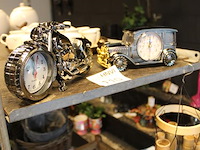 Twee decoratieve klokken auto en motor. - afbeelding 2 van  2