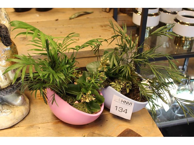 Twee decoratieve vazen blauw en roze. - afbeelding 1 van  2