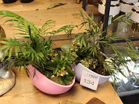 Twee decoratieve vazen blauw en roze. - afbeelding 1 van  2