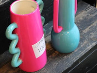 Twee decoratieve vazen hoogte ca. 28 cm. - afbeelding 2 van  2