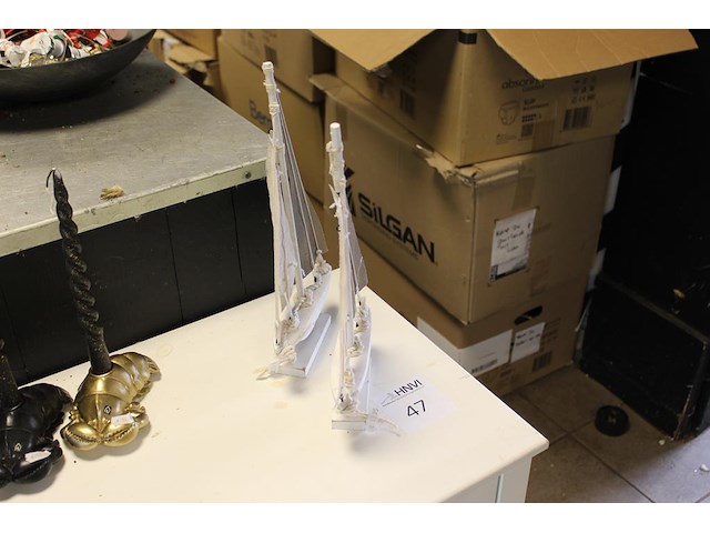 Twee decoratieve zeilbootjes. hoogte 35 cm. - afbeelding 1 van  2