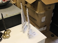 Twee decoratieve zeilbootjes. hoogte 35 cm. - afbeelding 1 van  2