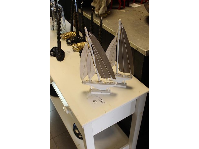 Twee decoratieve zeilbootjes. hoogte 35 cm. - afbeelding 2 van  2