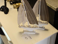 Twee decoratieve zeilbootjes. hoogte 35 cm. - afbeelding 2 van  2