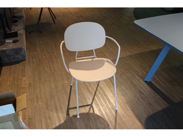 Twee design stoelen tondina by favaretto/partners for infiniti met armleuningen. let op: onderdeel van com... onderdeel van combinatiekavel combinatiekavel van 10 design stoelen tondina by favaretto/partners for infiniti w.v. 2 met armleuningen. kavels c008, c080 en c081 - afbeelding 1 van  6