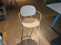 Twee design stoelen tondina by favaretto/partners for infiniti met armleuningen. let op: onderdeel van com... onderdeel van combinatiekavel combinatiekavel van 10 design stoelen tondina by favaretto/partners for infiniti w.v. 2 met armleuningen. kavels c008, c080 en c081 - afbeelding 1 van  6