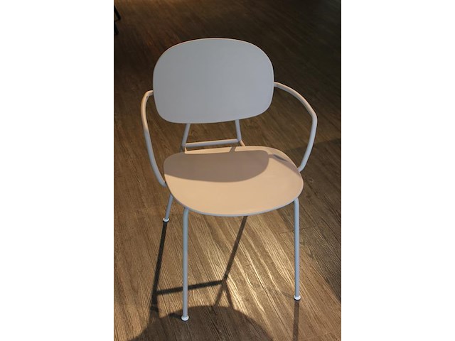 Twee design stoelen tondina by favaretto/partners for infiniti met armleuningen. let op: onderdeel van com... onderdeel van combinatiekavel combinatiekavel van 10 design stoelen tondina by favaretto/partners for infiniti w.v. 2 met armleuningen. kavels c008, c080 en c081 - afbeelding 2 van  6