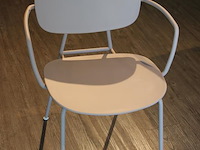 Twee design stoelen tondina by favaretto/partners for infiniti met armleuningen. let op: onderdeel van com... onderdeel van combinatiekavel combinatiekavel van 10 design stoelen tondina by favaretto/partners for infiniti w.v. 2 met armleuningen. kavels c008, c080 en c081 - afbeelding 2 van  6