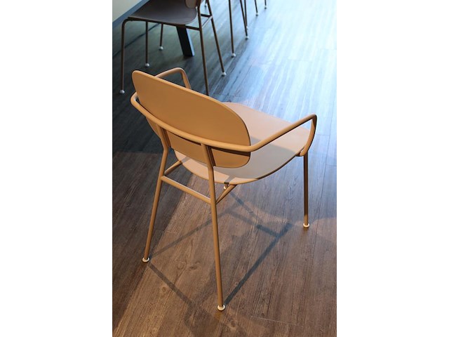 Twee design stoelen tondina by favaretto/partners for infiniti met armleuningen. let op: onderdeel van com... onderdeel van combinatiekavel combinatiekavel van 10 design stoelen tondina by favaretto/partners for infiniti w.v. 2 met armleuningen. kavels c008, c080 en c081 - afbeelding 3 van  6