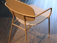 Twee design stoelen tondina by favaretto/partners for infiniti met armleuningen. let op: onderdeel van com... onderdeel van combinatiekavel combinatiekavel van 10 design stoelen tondina by favaretto/partners for infiniti w.v. 2 met armleuningen. kavels c008, c080 en c081 - afbeelding 3 van  6