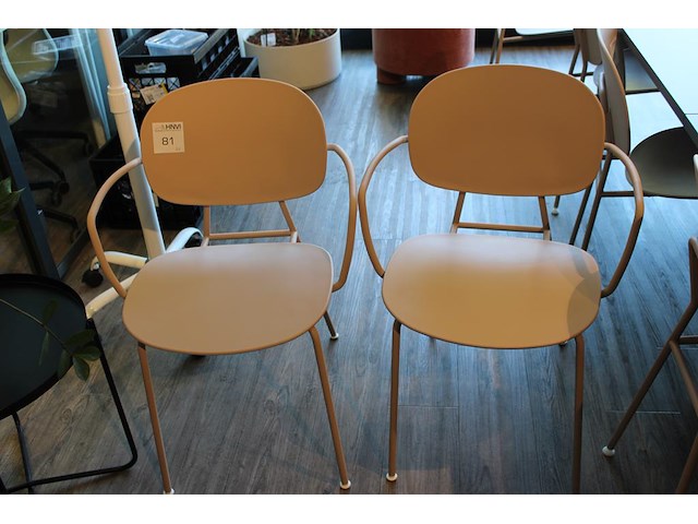 Twee design stoelen tondina by favaretto/partners for infiniti met armleuningen. let op: onderdeel van com... onderdeel van combinatiekavel combinatiekavel van 10 design stoelen tondina by favaretto/partners for infiniti w.v. 2 met armleuningen. kavels c008, c080 en c081 - afbeelding 4 van  6
