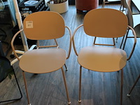 Twee design stoelen tondina by favaretto/partners for infiniti met armleuningen. let op: onderdeel van com... onderdeel van combinatiekavel combinatiekavel van 10 design stoelen tondina by favaretto/partners for infiniti w.v. 2 met armleuningen. kavels c008, c080 en c081 - afbeelding 4 van  6