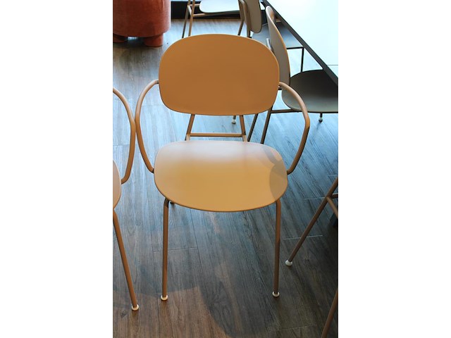 Twee design stoelen tondina by favaretto/partners for infiniti met armleuningen. let op: onderdeel van com... onderdeel van combinatiekavel combinatiekavel van 10 design stoelen tondina by favaretto/partners for infiniti w.v. 2 met armleuningen. kavels c008, c080 en c081 - afbeelding 5 van  6