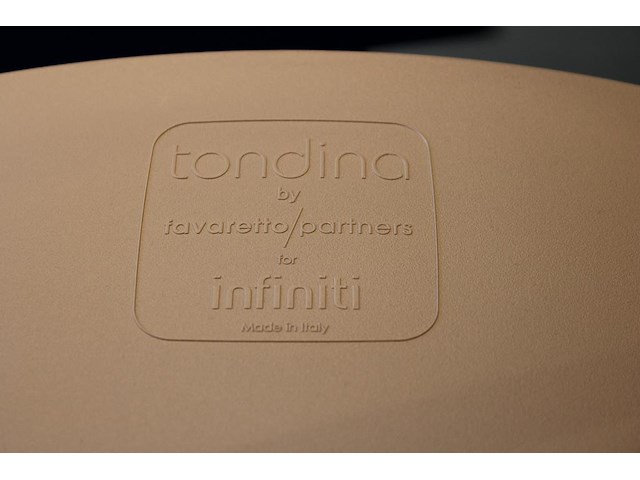 Twee design stoelen tondina by favaretto/partners for infiniti met armleuningen. let op: onderdeel van com... onderdeel van combinatiekavel combinatiekavel van 10 design stoelen tondina by favaretto/partners for infiniti w.v. 2 met armleuningen. kavels c008, c080 en c081 - afbeelding 6 van  6