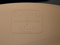 Twee design stoelen tondina by favaretto/partners for infiniti met armleuningen. let op: onderdeel van com... onderdeel van combinatiekavel combinatiekavel van 10 design stoelen tondina by favaretto/partners for infiniti w.v. 2 met armleuningen. kavels c008, c080 en c081 - afbeelding 6 van  6