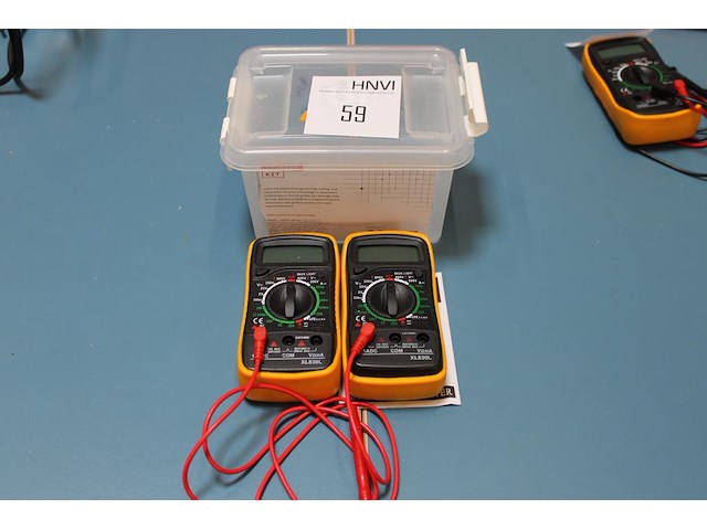 Twee digitale multimeters, incompleet. - afbeelding 1 van  3