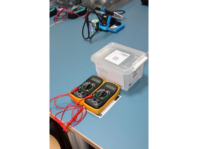 Twee digitale multimeters, incompleet. - afbeelding 2 van  3