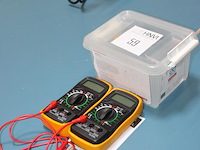 Twee digitale multimeters, incompleet. - afbeelding 2 van  3