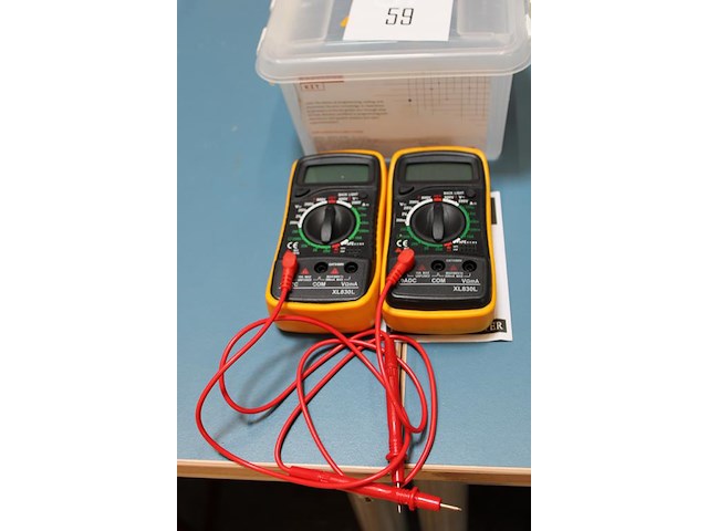 Twee digitale multimeters, incompleet. - afbeelding 3 van  3
