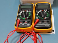 Twee digitale multimeters, incompleet. - afbeelding 3 van  3