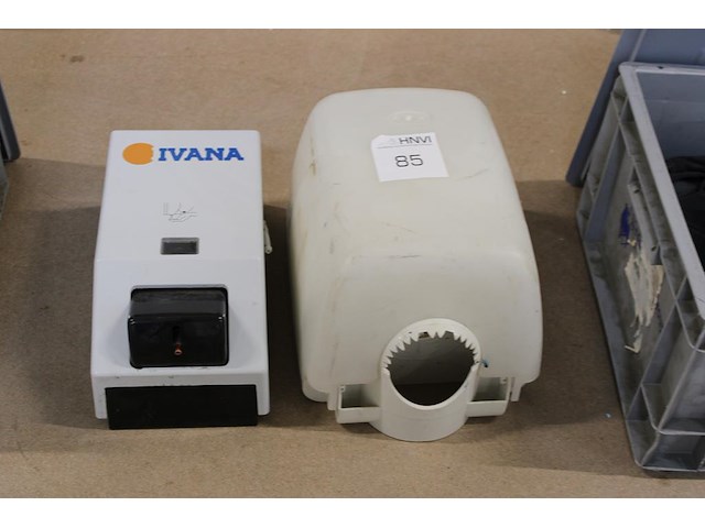 Twee dispensers o.a. ivana. - afbeelding 1 van  2