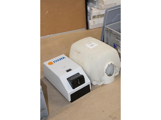 Twee dispensers o.a. ivana. - afbeelding 2 van  2