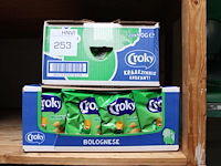 Twee dozen croky bolognese chips. tht 5-26. - afbeelding 1 van  2