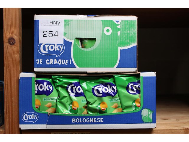 Twee dozen croky bolognese chips. tht 5-26. - afbeelding 1 van  2