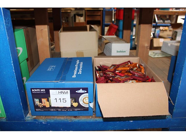 Twee dozen koekjes bonte mix. tht 8-2026. - afbeelding 1 van  2