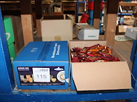 Twee dozen koekjes bonte mix. tht 8-2026. - afbeelding 1 van  2