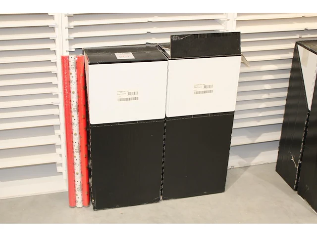 Twee dozen met kerstpapier - afbeelding 1 van  2