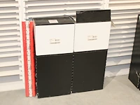 Twee dozen met kerstpapier - afbeelding 1 van  2