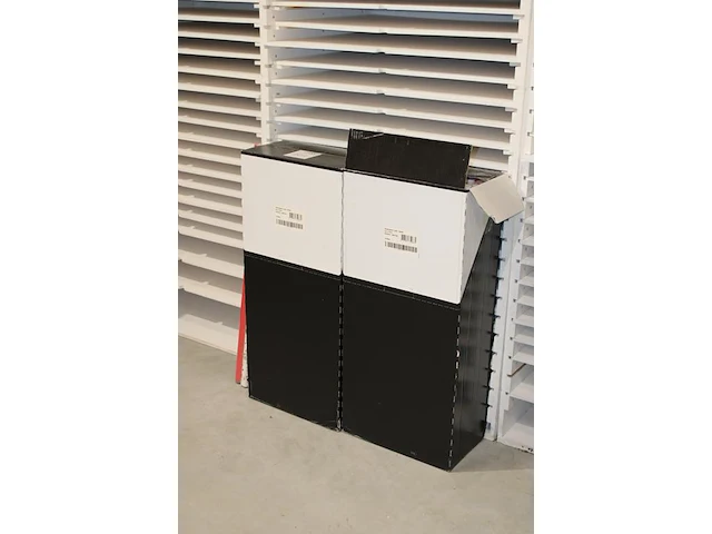 Twee dozen met kerstpapier - afbeelding 2 van  2