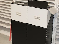 Twee dozen met kerstpapier - afbeelding 2 van  2