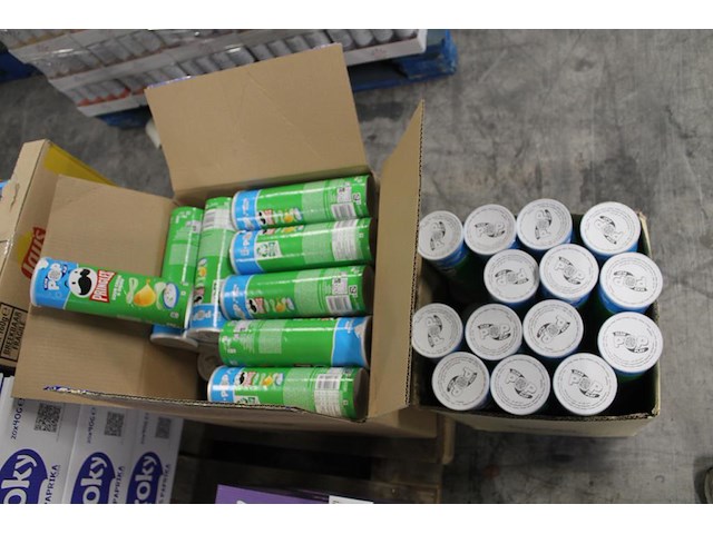 Twee dozen met pringles sour cream & onion. ruim 50 bussen. tht 7-25. - afbeelding 2 van  3