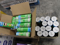 Twee dozen met pringles sour cream & onion. ruim 50 bussen. tht 7-25. - afbeelding 2 van  3