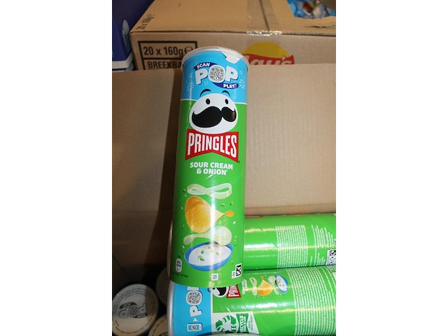 Twee dozen met pringles sour cream & onion. ruim 50 bussen. tht 7-25. - afbeelding 3 van  3