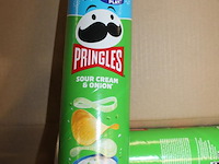 Twee dozen met pringles sour cream & onion. ruim 50 bussen. tht 7-25. - afbeelding 3 van  3