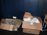 Twee dozen met servetten wit. - afbeelding 1 van  3