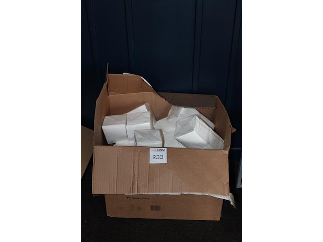 Twee dozen met servetten wit. - afbeelding 2 van  3