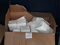 Twee dozen met servetten wit. - afbeelding 2 van  3