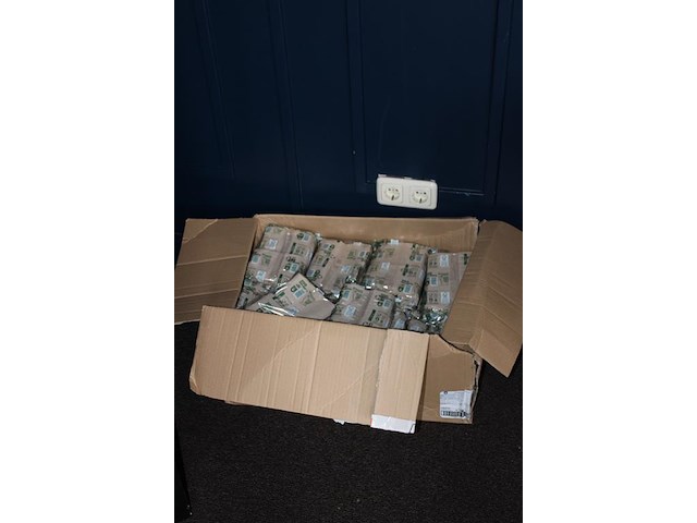 Twee dozen met servetten wit. - afbeelding 3 van  3