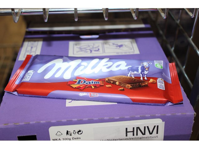 Twee dozen milka daim repen. 44 stuks. - afbeelding 1 van  2
