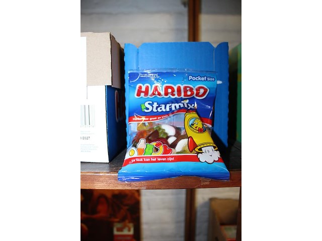 Twee dozen snoepgoed haribo starmix. doos met 28 zakjes. tht 3-2027. - afbeelding 3 van  3