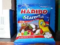 Twee dozen snoepgoed haribo starmix. doos met 28 zakjes. tht 3-2027. - afbeelding 3 van  3